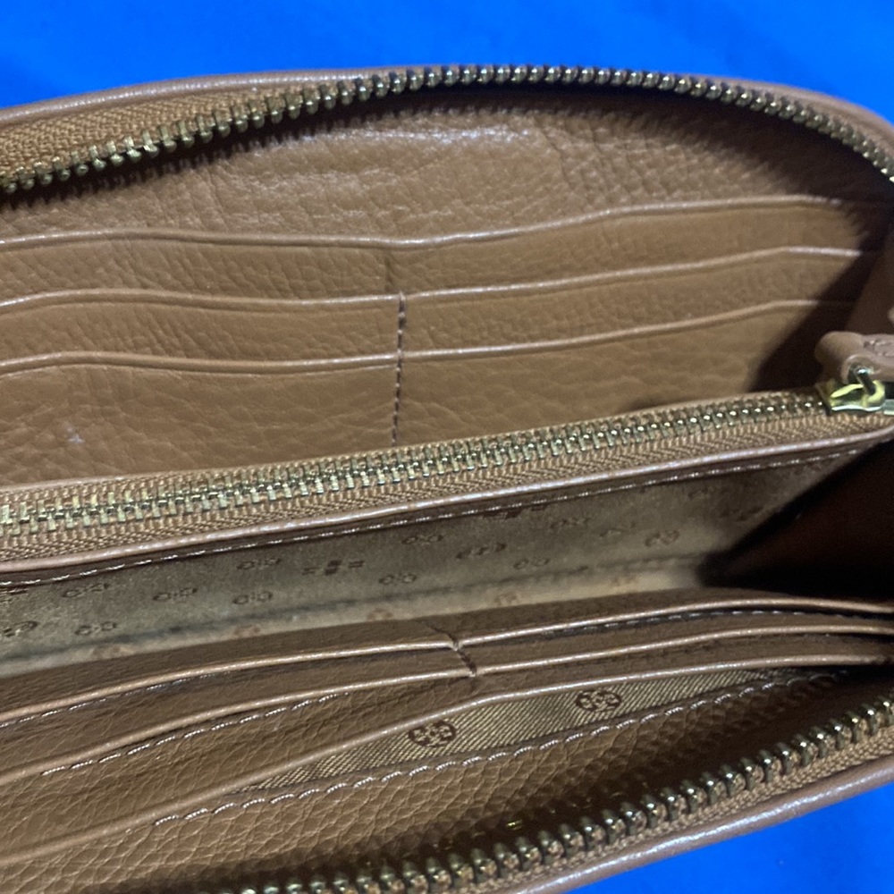 Tory Burch Zip Wallet - Picture 4 of 8